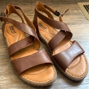 Børn Leather Buckle Sandals Size 9 Like New Born Women’s Sandal